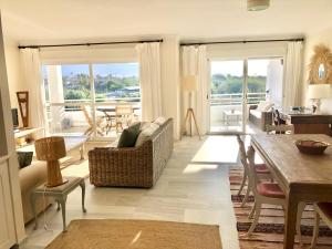 马贝拉Duplex vistas al golf Guadalmina Marbella的客厅配有沙发和桌椅