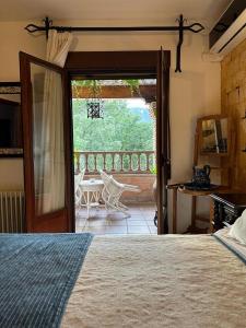 阿罗约弗里奥德拉谢拉圣玛丽亚修道院乡村酒店的一间卧室设有一张床和一个滑动玻璃门