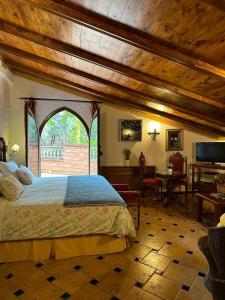 阿罗约弗里奥德拉谢拉圣玛丽亚修道院乡村酒店的卧室配有一张床和一张桌子