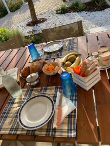 佩斯卡拉La Casa di Toni的野餐桌上放有盘子和食物