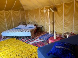 姆哈米德Authentique berber Camp的一个带两张床的帐篷
