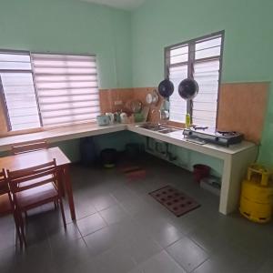 Maju Homestay Kuala Terengganu的厨房或小厨房