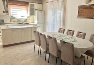 索林Quite beautiful apartment in the Split Neda with 4bedrooms的带桌椅的厨房和带水槽的厨房