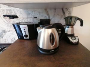 IntrobioLa casa di Sara in Valsassina的咖啡壶和柜台上的搅拌机