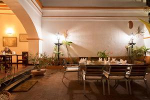 蓬蒂切里东方沙丘酒店的一间设有桌子和一些植物的用餐室