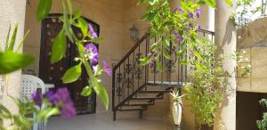 苏塞La Colline de Chott Meriem appartements的走廊上设有螺旋楼梯和紫色的鲜花