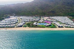 隆海Lovely Lady Villa Oceanami Resort, Vung Tau的海滩上的度假村的空中景观