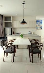 隆海Lovely Lady Villa Oceanami Resort, Vung Tau的厨房配有白色的桌椅