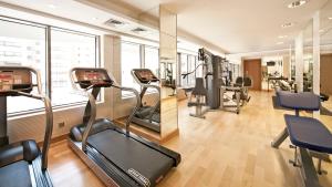 阿布扎比橡树利瓦行政套房酒店的大楼内带跑步机和椭圆机的健身房