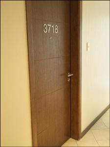 马尼拉Modern and Comfortable Staycation - Unit 3718 Novotel Tower的木门,上面有数字
