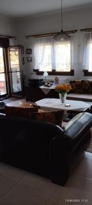 EleftheroúpolisMavridis House的客厅配有沙发和桌子