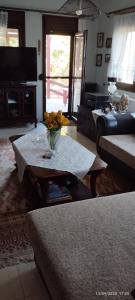 EleftheroúpolisMavridis House的带沙发和咖啡桌的客厅