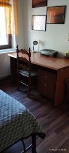 EleftheroúpolisMavridis House的卧室内的一张桌子,配有一张床和椅子