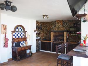 特吉塞Luxury Canarian villa with large pool and apartment in Costa Teguise的厨房配有柜台、桌子和炉灶。