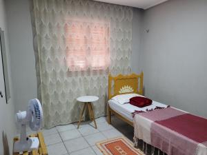 MartinsAluguel Temporada em Martins/RN的一间小卧室,配有床和窗户