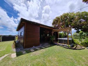 Saint-LouisOdyssea Caraïbes Cottages & Spa的草场房子