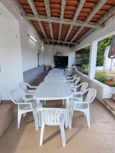 塞图巴尔Quinta D'Avó的天井上长长的白色桌子和椅子