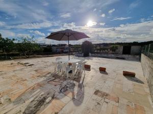 塞图巴尔Quinta D'Avó的庭院内桌椅和遮阳伞