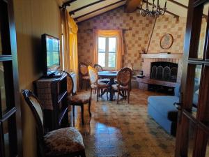 特尔尼Antica Terrazza的客厅配有桌椅和壁炉