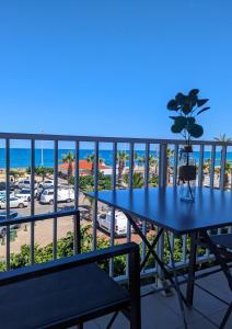 圣普里安海滩"La Sorra" Résidence en Bord de mer的海滩景阳台的蓝色桌子