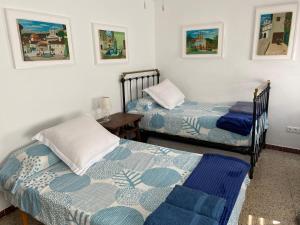 埃尔阿雷纳尔Arenalita的客房设有两张单人床和一张桌子。