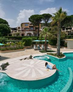 罗通多港阿比多露酒店的一个小女孩躺在度假村的游泳池里