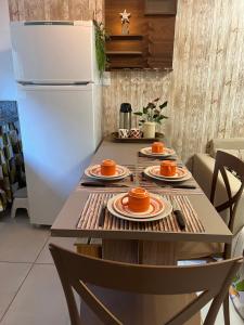 马塔迪圣若昂Village Ninho da Jandaia的厨房里配有一张桌子,上面放着盘子
