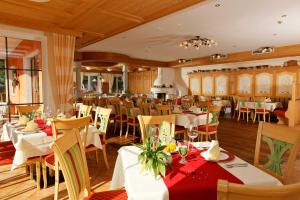 盖洛斯Der Grubacher的一间设有白色桌椅的用餐室