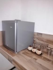 丹不拉Nature Rock Dambulla的两碗放在柜台上的不锈钢冰箱