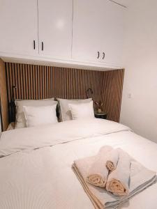 哈莱姆Coolest Apartment in Haarlem City - close to Beach and Amsterdam的一间卧室配有带毛巾的床