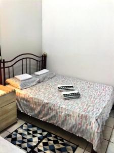贝伦Duque Hostel的一间卧室配有一张床,上面有两条毛巾