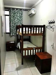 贝伦Duque Hostel的客房设有两张双层床和一扇窗户。