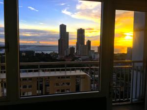 马尼拉Big & Modern Condo with a Wide Balcony & Free Netflix的从窗户可欣赏到城市天际线的景色