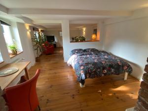 SpechtholzhockHistorisch Pand的一间卧室配有一张床,铺有木地板
