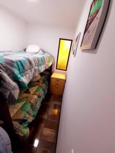 阿尔加罗沃Cabañas Garcia的小房间,地板上设有床和灯