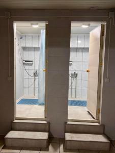 奇姆肯特InJoy Hostel的浴室设有两面镜子和淋浴