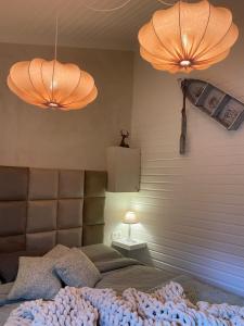 聚滕达尔Chalet Maurice的一间卧室配有一张带两个灯和两个灯的床。