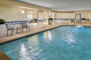 华纳罗宾斯沃纳罗宾斯费尔菲尔德客栈&套房酒店的游泳池位于酒店客房内,配有桌椅