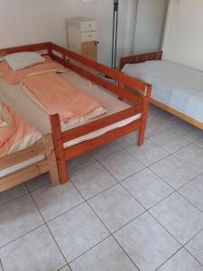 包道乔尼托毛伊Badacsonyi Panorámás magánszállás的铺有瓷砖地板的客房配有两张双层床。