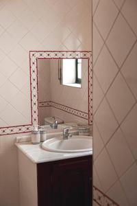布朗库堡Casa Penafalcão的一间带水槽和镜子的浴室