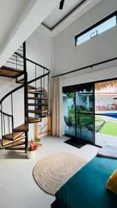 邦劳Panglao Lofts的客厅位于房子内,设有螺旋楼梯