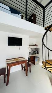 邦劳Panglao Lofts的客厅配有木桌和电视。