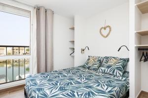圣西普里安Fare Laurent的一间卧室设有一张床和一个大窗户