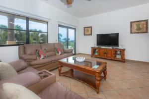 罗阿坦Pineapple Villa 531 condo的客厅配有两张沙发和一台电视