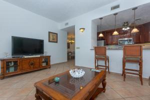 罗阿坦Pineapple Villa 531 condo的客厅配有电视和茶几
