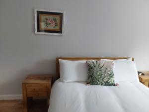 爱丁堡Portobello Charming Seaside 3-BR Holiday Apartment的一间卧室配有一张带白色床单和一张桌子的床。