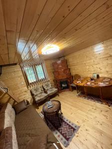 BistraCabana din Luncă的小屋内的客厅配有沙发和桌子