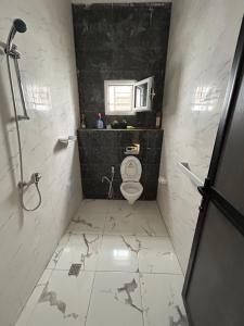努瓦克肖特AbCd的一间带卫生间和黑色墙壁的浴室