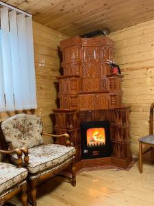 BistraCabana din Luncă的小木屋内带壁炉的客厅
