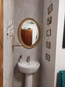 爱丁堡Portobello Charming Seaside 3-BR Holiday Apartment的一间带水槽和镜子的浴室